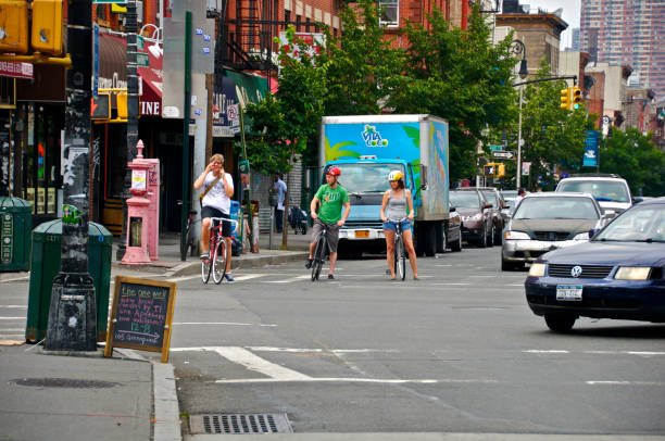 bicyclist à espera do sinal em greenpoint, brooklyn, nova iorque - corner marking fotos imagens e fotografias de stock
