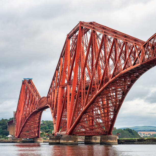 detail of the old metal bridge that connects by train the city of edinburgh, scotland. - firth of forth rail bridge bridge edinburgh europe imagens e fotografias de stock