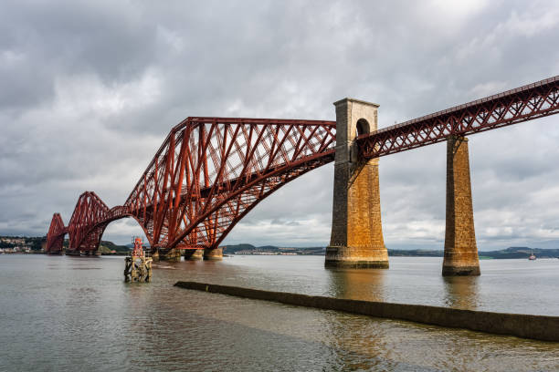 old red brick and metal bridge across the firth of forth in edinburgh, scotland. - firth of forth rail bridge bridge edinburgh europe imagens e fotografias de stock