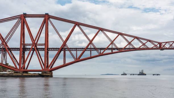 detail of the old metal bridge that connects by train the city of edinburgh, scotland. - firth of forth rail bridge bridge edinburgh europe imagens e fotografias de stock