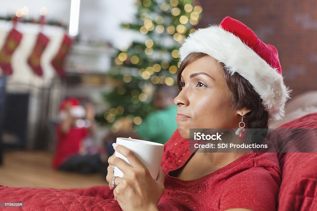 Conteúdo mãe com Xícara de café da manhã de Natal - Royalty-free Aconchegante Foto de stock