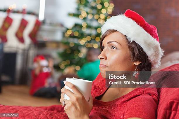 Conteúdo Mãe Com Xícara De Café Da Manhã De Natal - Fotografias de stock e mais imagens de Aconchegante - Aconchegante, Adulto, Beber