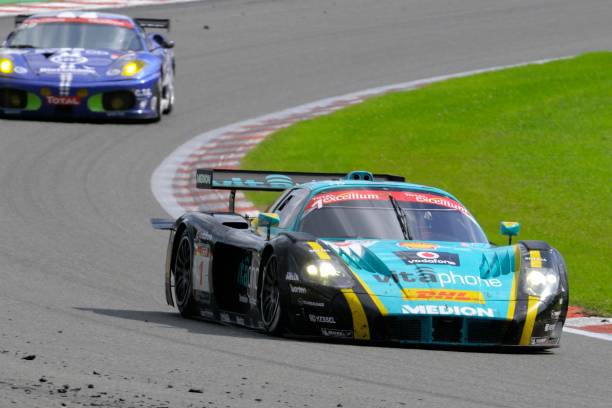 maserati mc12 corsa レース車のレーストラック - professional sport mc12 gt racing medion ストックフォトと画像