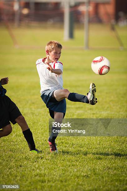 Junge Kind Spielen Fußballspieler In Aktion Stockfoto und mehr Bilder von Fotografie - Fotografie, Jungen, Kugelform