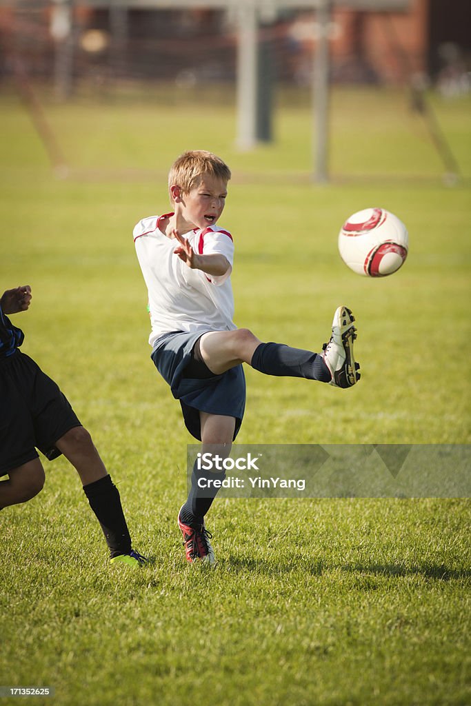 Jugador de fútbol niño de corta acción en juego - Foto de stock de Chicos adolescentes libre de derechos