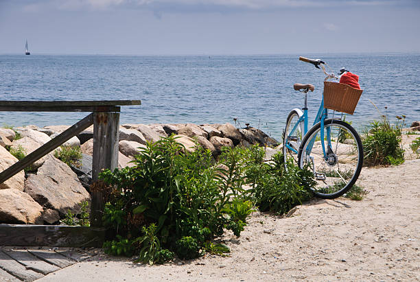 vélo avec serviette rouge bleu - august cape cod massachusetts new england photos et images de collection