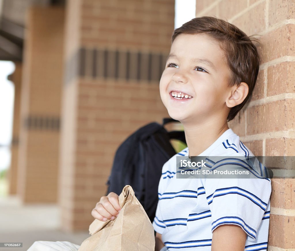 Aluno da Escola Primária na escola feliz com seu saco de Almoço - Royalty-free Criança Foto de stock
