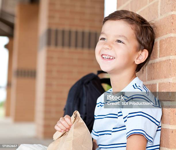 Aluno Da Escola Primária Na Escola Feliz Com Seu Saco De Almoço - Fotografias de stock e mais imagens de Criança