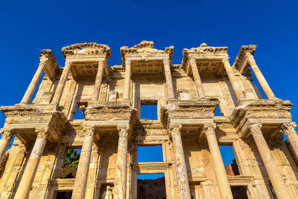 celsius library in ephesus, turkey - ancient greece mediterranean turkey izmir turkey imagens e fotografias de stock