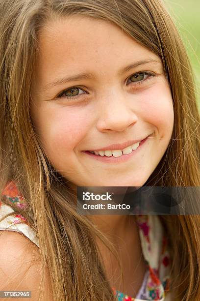 Kolorowe Zdjęcie Szczęśliwe Młoda Dziewczyna Na Zewnątrz Śmiać Się - zdjęcia stockowe i więcej obrazów 10-11 lat