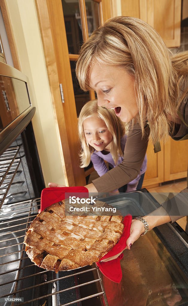 Feliz Mãe e filha assar a torta de abóbora de Ação de Graças no deserto, Vt - Foto de stock de Forno royalty-free