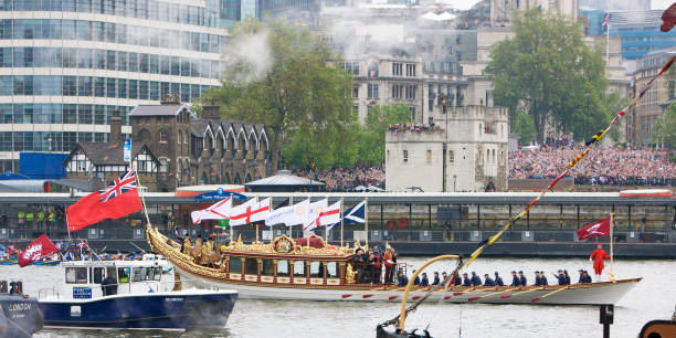 королевский rowbarge gloriana на queen's алмазный юбилей pageant реку - queen jubilee crowd london england стоковые фото и изображения