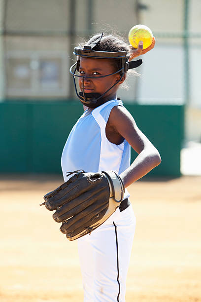 zawodnik softballu - softball softball player playing ball zdjęcia i obrazy z banku zdjęć