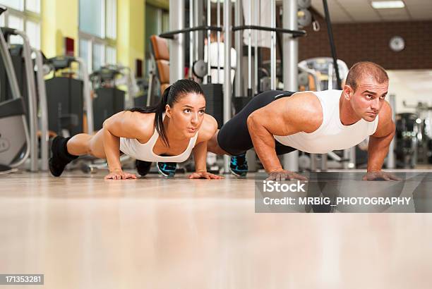 Pareja De Alimentación Foto de stock y más banco de imágenes de Actividad - Actividad, Actividades y técnicas de relajación, Adulto