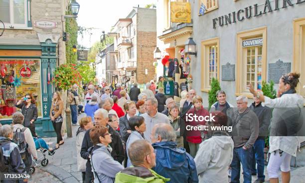 Quebec City Reisegruppen In Old Town Center Stockfoto und mehr Bilder von Fremdenführer - Fremdenführer, Kanada, Altstadt