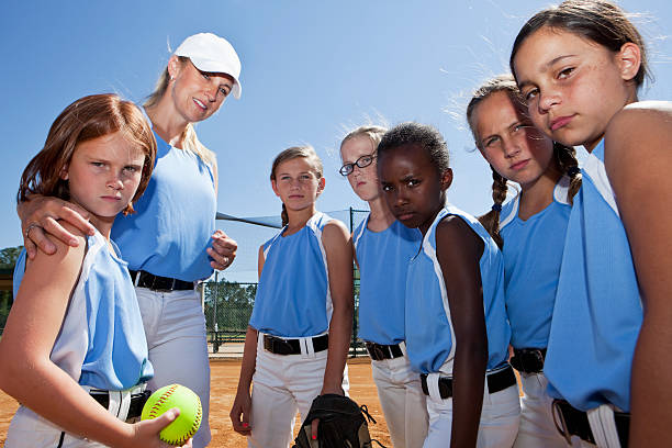 softball femminile di squadra con allenatore - softball baseball glove sports equipment outdoors foto e immagini stock