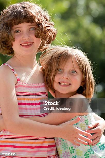 Cor Retrato De Duas Irmãs Felizes Ao Ar Livre E Justo Na Definição - Fotografias de stock e mais imagens de 6-7 Anos