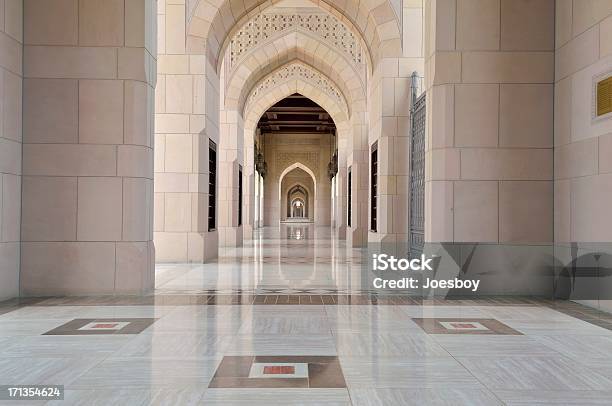 Foto de Muscat Grande Mesquita Arco E Azulejos e mais fotos de stock de Arenito - Arenito, Arquitetura, Arquitetura islâmica