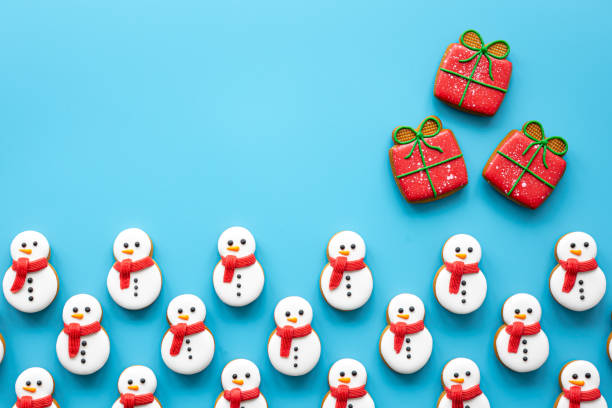 青の背景にクリスマスのジンジャーブレッド、平らな横たわり。 - group of objects christmas ornament christmas decoration ストックフォトと画像