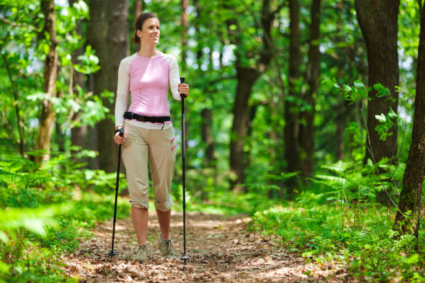 młoda kobieta w lesie treking - nordic walking zdjęcia i obrazy z banku zdjęć