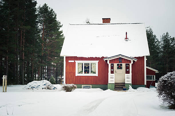 標準ウッドハウススウェーデンの冬 - sweden cottage winter snow ストックフォトと画像