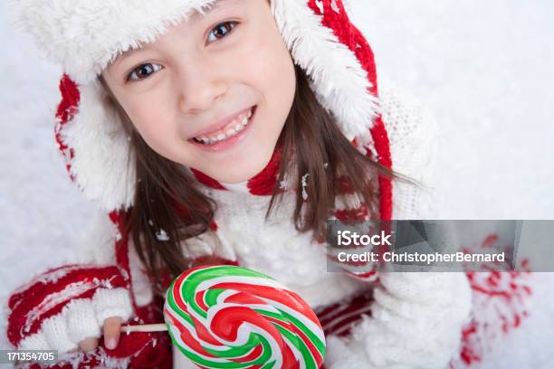 Giovane Ragazza Seduta Nella Neve Con Dolciumi - Fotografie stock e altre immagini di 6-7 anni - 6-7 anni, Abiti pesanti, Allegro