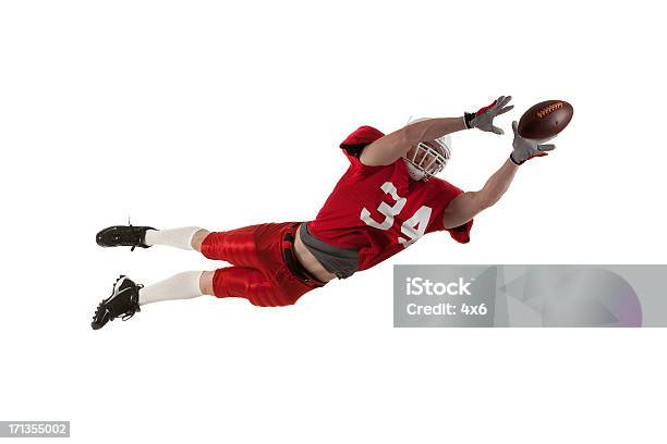 Americanfootballspieler In Aktion Stockfoto und mehr Bilder von Amerikanischer Football - Amerikanischer Football, Fangen, Freisteller – Neutraler Hintergrund