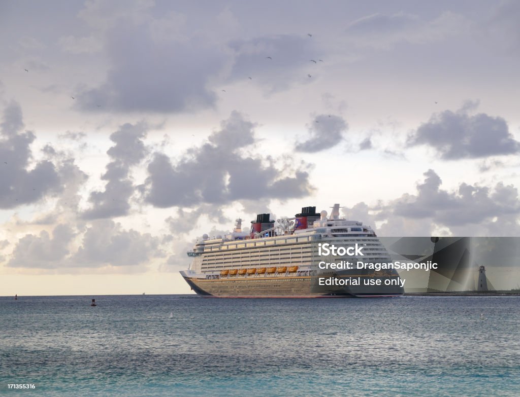 Disney rêve la voile depuis Nassau - Photo de Bateau de voyageurs libre de droits