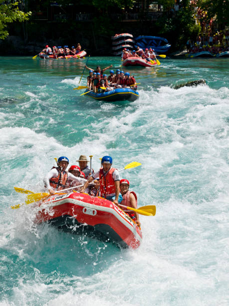 rafting em rápidos - team sport rafting white water rafting rapid imagens e fotografias de stock