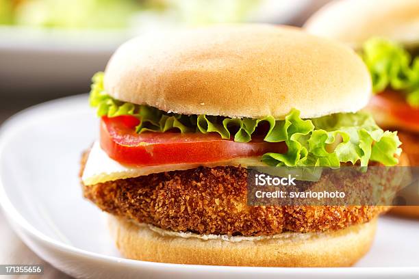 Miniburger Mit Huhn Stockfoto und mehr Bilder von Paniermehl - Paniermehl, Burger, Beilage