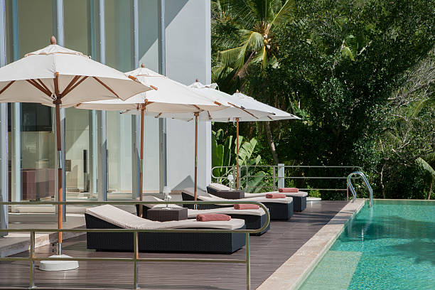 island villa pool - swimming pool luxury contemporary deck chair zdjęcia i obrazy z banku zdjęć