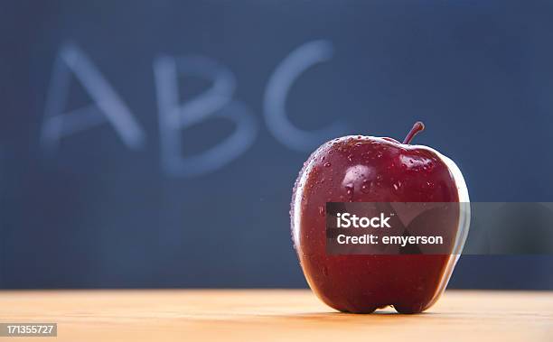 Apple Na Escola - Fotografias de stock e mais imagens de Alfabeto - Alfabeto, Conceito, Edifício de Educação