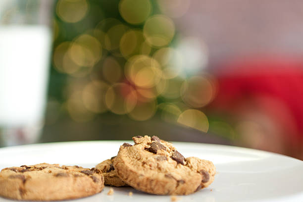 primer plano de ingerir navidad santa cookies a cabo en el tiempo - christmas tree decorations indoors selective focus arrangement fotografías e imágenes de stock