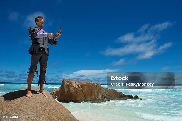 Náufrago Empresário Usa Smartphone De Coco Na Praia - Fotografias de stock e mais imagens de Ilha deserta