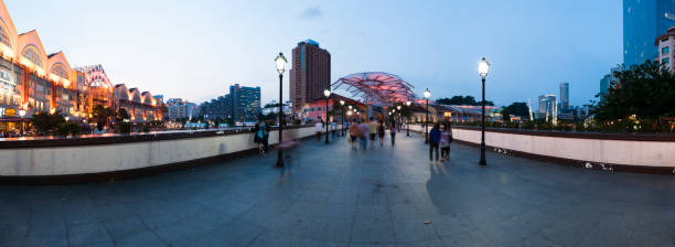 riverside ponto, clarke quay durante o anoitecer em panorama - pedestrian zone tourist people singapore city - fotografias e filmes do acervo