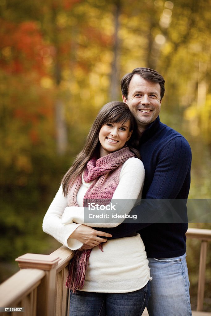 Pie feliz pareja junto al aire libre en otoño de día - Foto de stock de 20 a 29 años libre de derechos