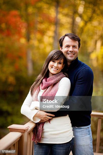 Pie Feliz Pareja Junto Al Aire Libre En Otoño De Día Foto de stock y más banco de imágenes de 20 a 29 años