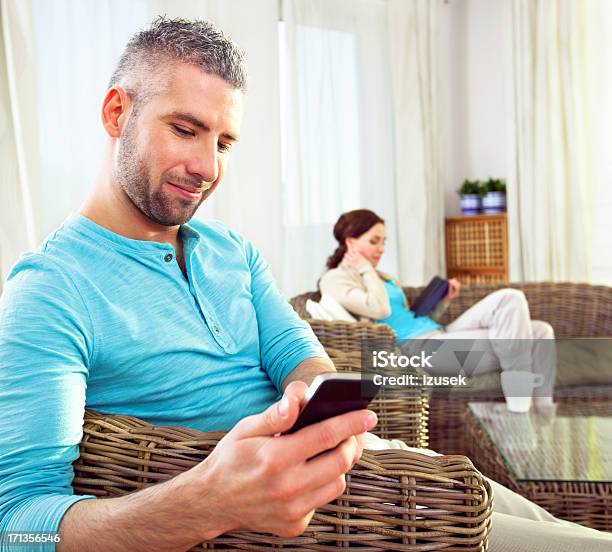 Foto de Homem Adulto Usando Telefone Inteligente e mais fotos de stock de 30-34 Anos - 30-34 Anos, Adulto, Azul Turquesa