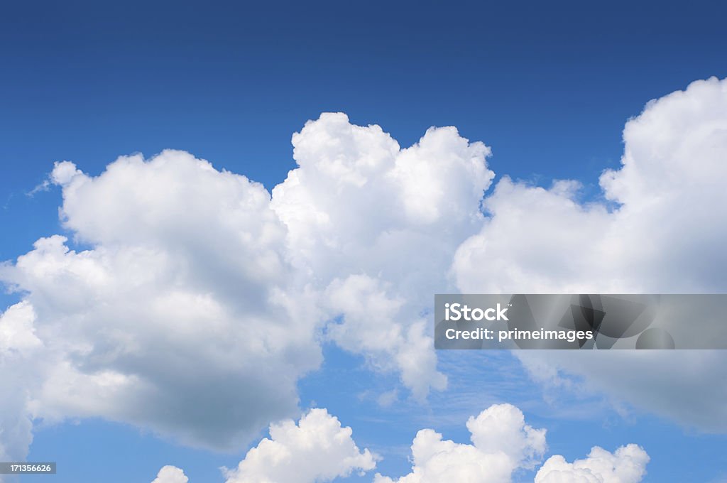 Выразительное cloudy sky - Стоковые фото Облако роялти-фри