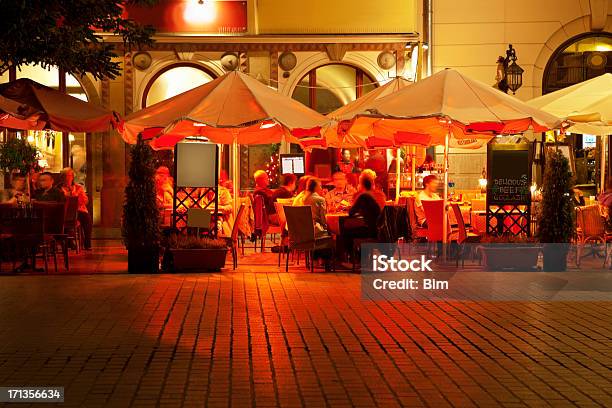 Caffè Di Strada In Piazza Del Mercato Di Notte Cracovia Polonia - Fotografie stock e altre immagini di Notte