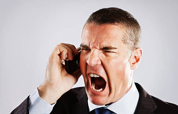 wściekły biznesmen krzyczą do telefonu komórkowego - re2012019 zdjęcia i obrazy z banku zdjęć