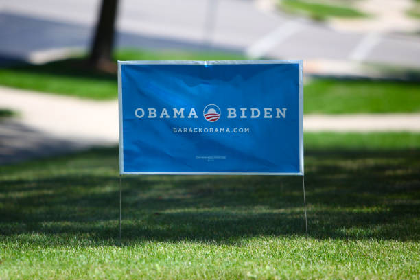 obama campaña jardín señal - presidential election 2012 election photography fotografías e imágenes de stock