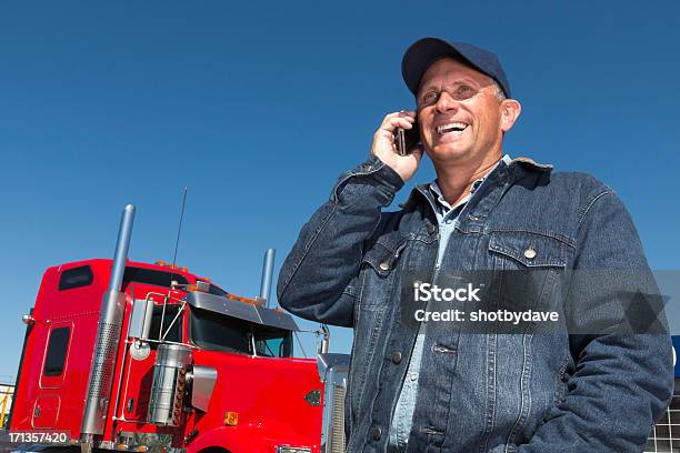 Foto de Trucker No Telefone e mais fotos de stock de Caminhão articulado - Caminhão articulado, Telefone celular, Motorista de Caminhão