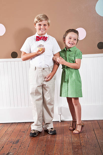 retrato de menino e irmã, segurando cupcake - sc0563 - fotografias e filmes do acervo