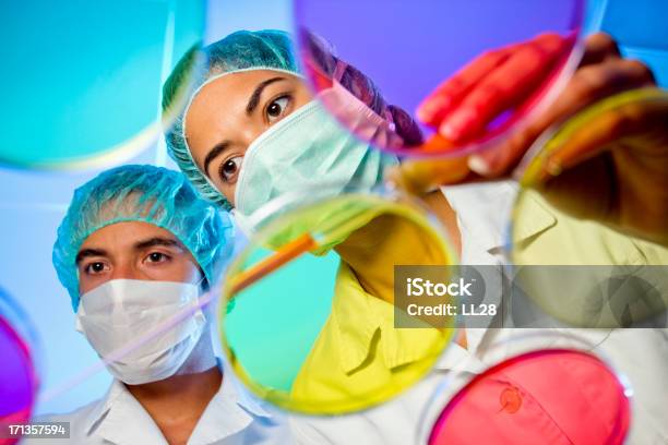 Pharmazeutischen Laborforscher Arbeiten An Einer Neuen Medikamenten Stockfoto und mehr Bilder von 30-34 Jahre