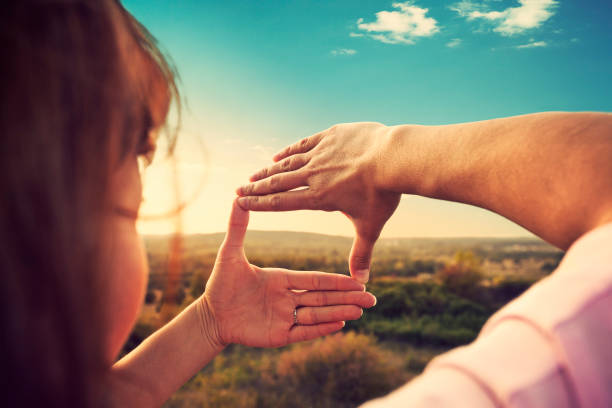 kobieta, dokonywanie ramki z jej rąk w zewnątrz - focus finger frame frame human hand zdjęcia i obrazy z banku zdjęć