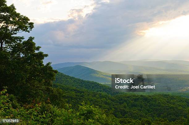 Photo libre de droit de Lumière Du Soleil Après Une Pluie Dans La Vallée De Shenandoah En Virginie banque d'images et plus d'images libres de droit de Charlottesville