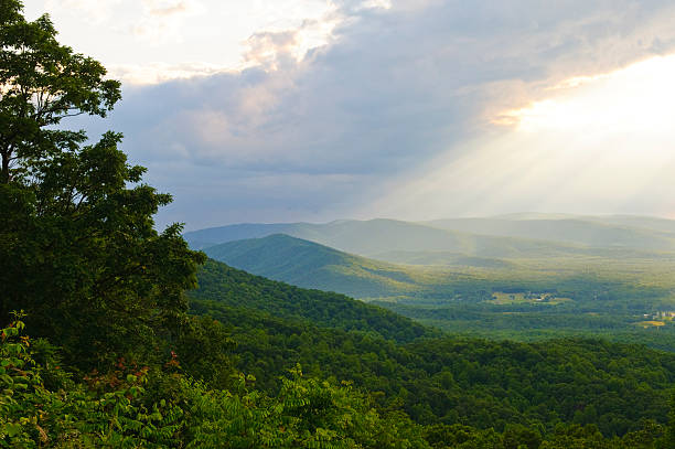 luce del sole, dopo la pioggia nella valle di shenandoah della virginia - shenandoah river valley foto e immagini stock