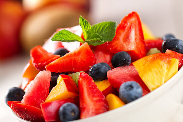 salada de frutas - strawberry portion fruit ripe imagens e fotografias de stock