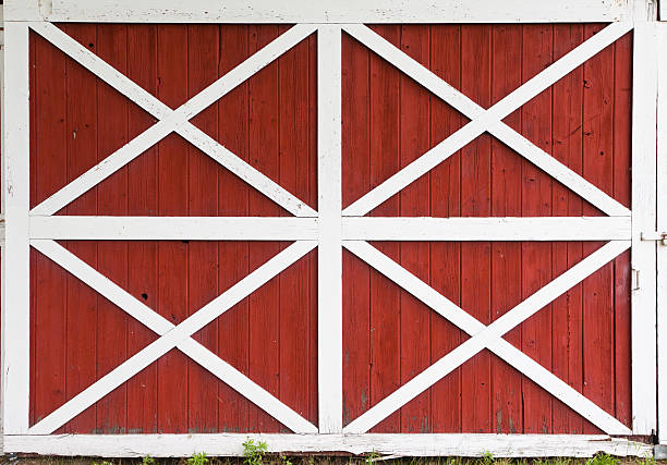 rojo barn puertas con acabado blanco - barn door fotografías e imágenes de stock